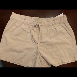 Ann Taylor Loft Cargo shorts in cream/tan. Size large